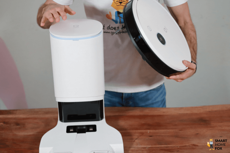 Yeedi Vac 2 Pro steht an der Absaugstation